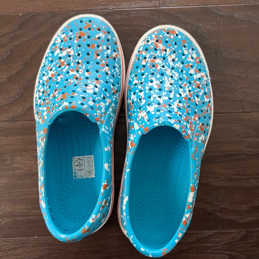 Sold / Native kids shoe like new size c11 and size J2